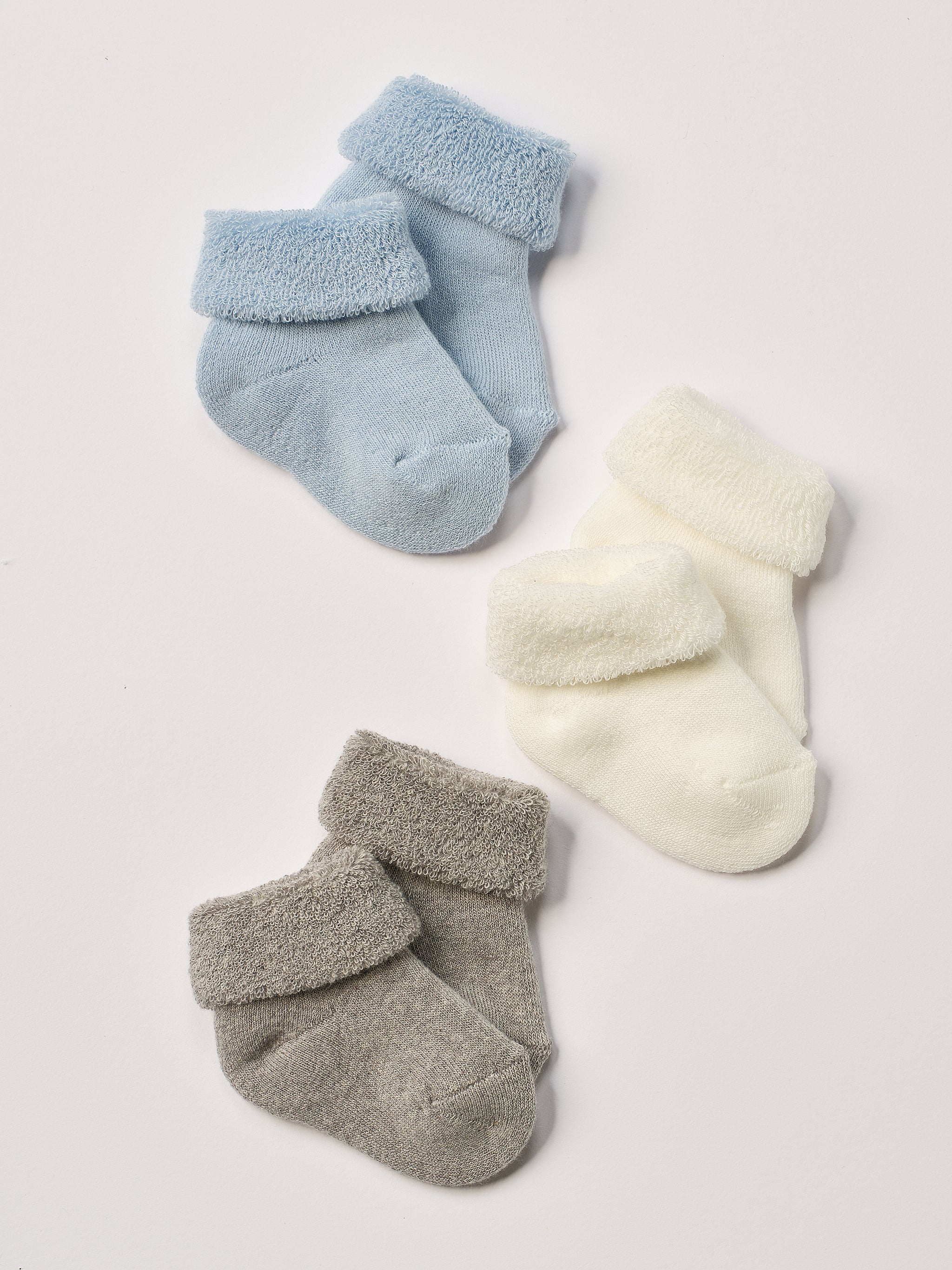 Die flauschigen Baby-Söckchen von AMIO Firenze bieten maximalen Tragekomfort und brillieren mit ihrer Passform. Das weiche und warmhaltende Material fühlt sich besonders gemütlich an. Der Sockenschaft lässt sich bequem anpassen. Ein Must-Have für jede Grundausstattung.

Höchste Qualität, bestes Preis-Leistungs-Verhältnis MADE IN ITALY.