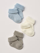 Die flauschigen Baby-Söckchen von AMIO Firenze bieten maximalen Tragekomfort und brillieren mit ihrer Passform. Das weiche und warmhaltende Material fühlt sich besonders gemütlich an. Der Sockenschaft lässt sich bequem anpassen. Ein Must-Have für jede Grundausstattung.

Höchste Qualität, bestes Preis-Leistungs-Verhältnis MADE IN ITALY.