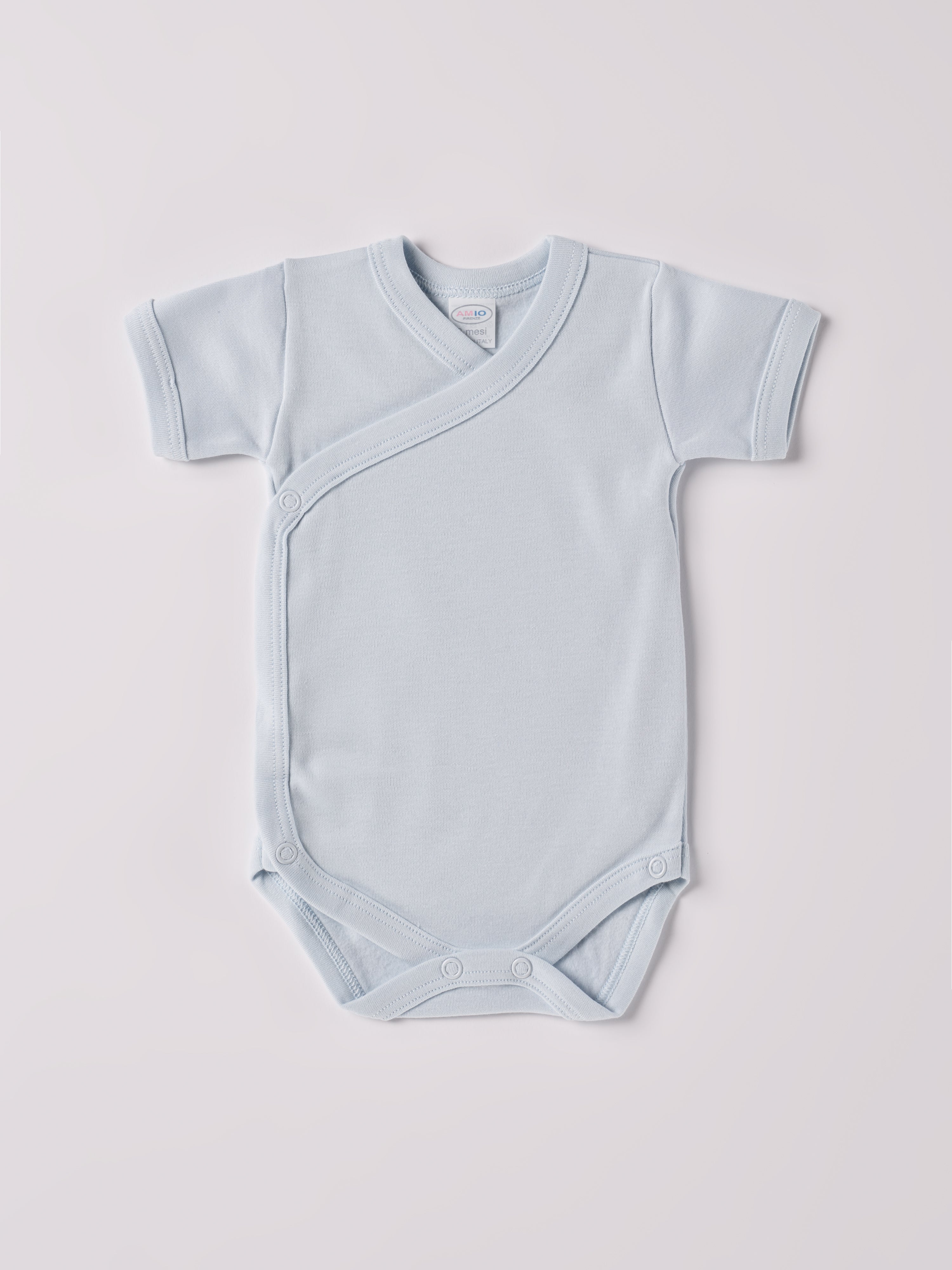 Der kurzarmige Wickelbody, gefertigt aus 100% Baumwolle, hat eine perfekte Passform. Kundinnen und Kunden vertrauen auf unseren Schnitt, da dieses Modell ein unkompliziertes und schnelles Anziehen ermöglicht. Die "flanellartige" Innenseite wurde speziell für zarte Kinderhaut konzipiert und bietet ein besonders sanftes Trageerlebnis. Ein großer Vorteil der flanellartigen Innenseite ist, dass die Kinder weniger schwitzen. Ein AMIO Firenze Must-Have für jede Grundausstattung.