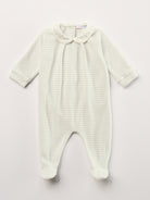 Der weiche und wärmespendende Strampler von AMIO Firenze mit fein besticktem Kragen ist der perfekte Begleiter für den Alltag in der kalten Jahreszeit. Maximaler Tragekomfort, gepaart mit einer herausragenden Passform aus Samt (Ciniglia). Das Modell hat einen praktischen Schnitt, um etwa die Windel schnell und unkompliziert wechseln zu können.&nbsp;Ein AMIO Firenze Must-Have für jede Grundausstattung. Unser Strampler wird in einer ansprechenden Geschenkbox präsentiert.