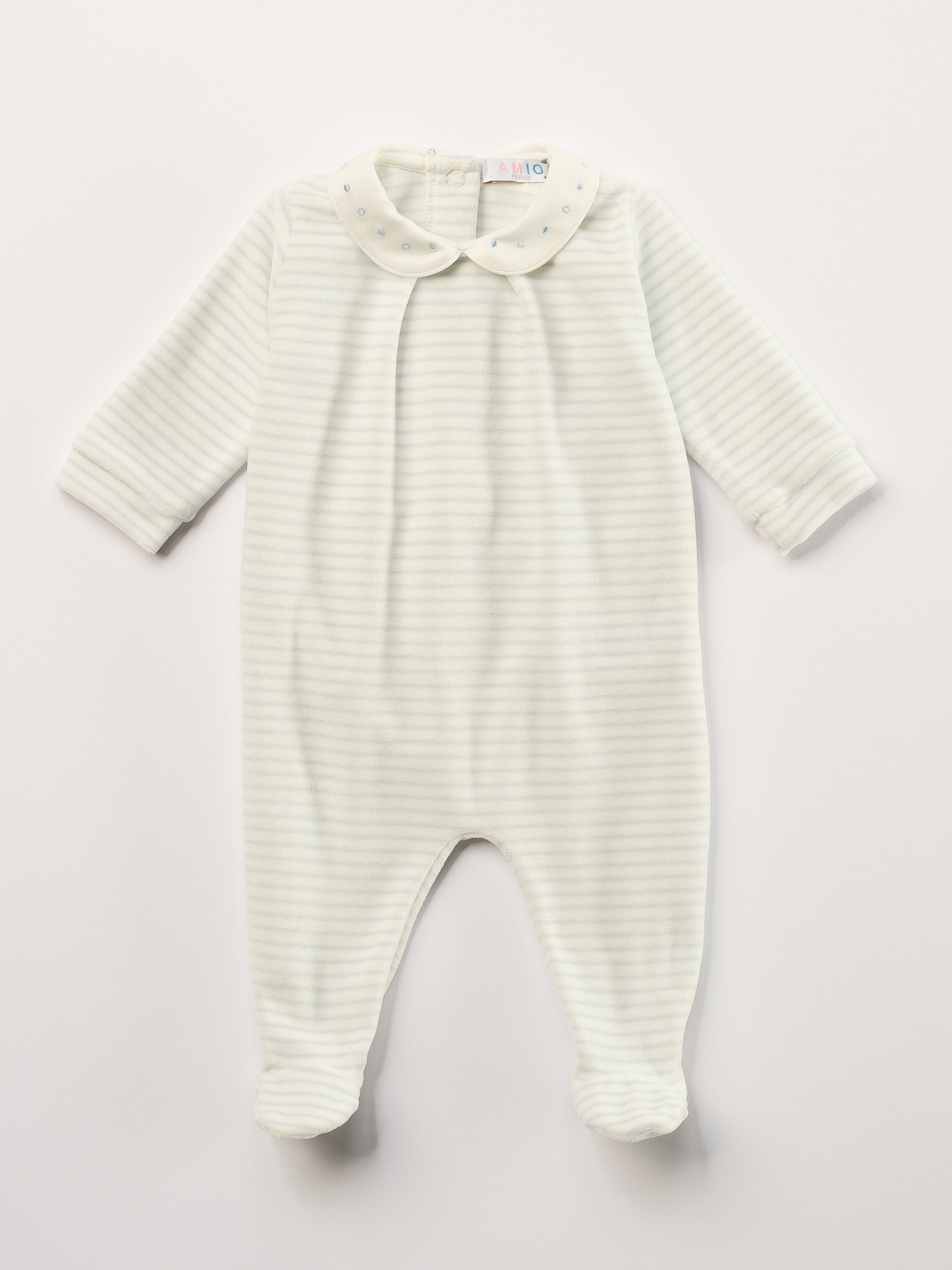 Der weiche und wärmespendende Strampler von AMIO Firenze mit fein besticktem Kragen ist der perfekte Begleiter für den Alltag in der kalten Jahreszeit. Maximaler Tragekomfort, gepaart mit einer herausragenden Passform aus Samt (Ciniglia). Das Modell hat einen praktischen Schnitt, um etwa die Windel schnell und unkompliziert wechseln zu können.&nbsp;Ein AMIO Firenze Must-Have für jede Grundausstattung. Unser Strampler wird in einer ansprechenden Geschenkbox präsentiert.
