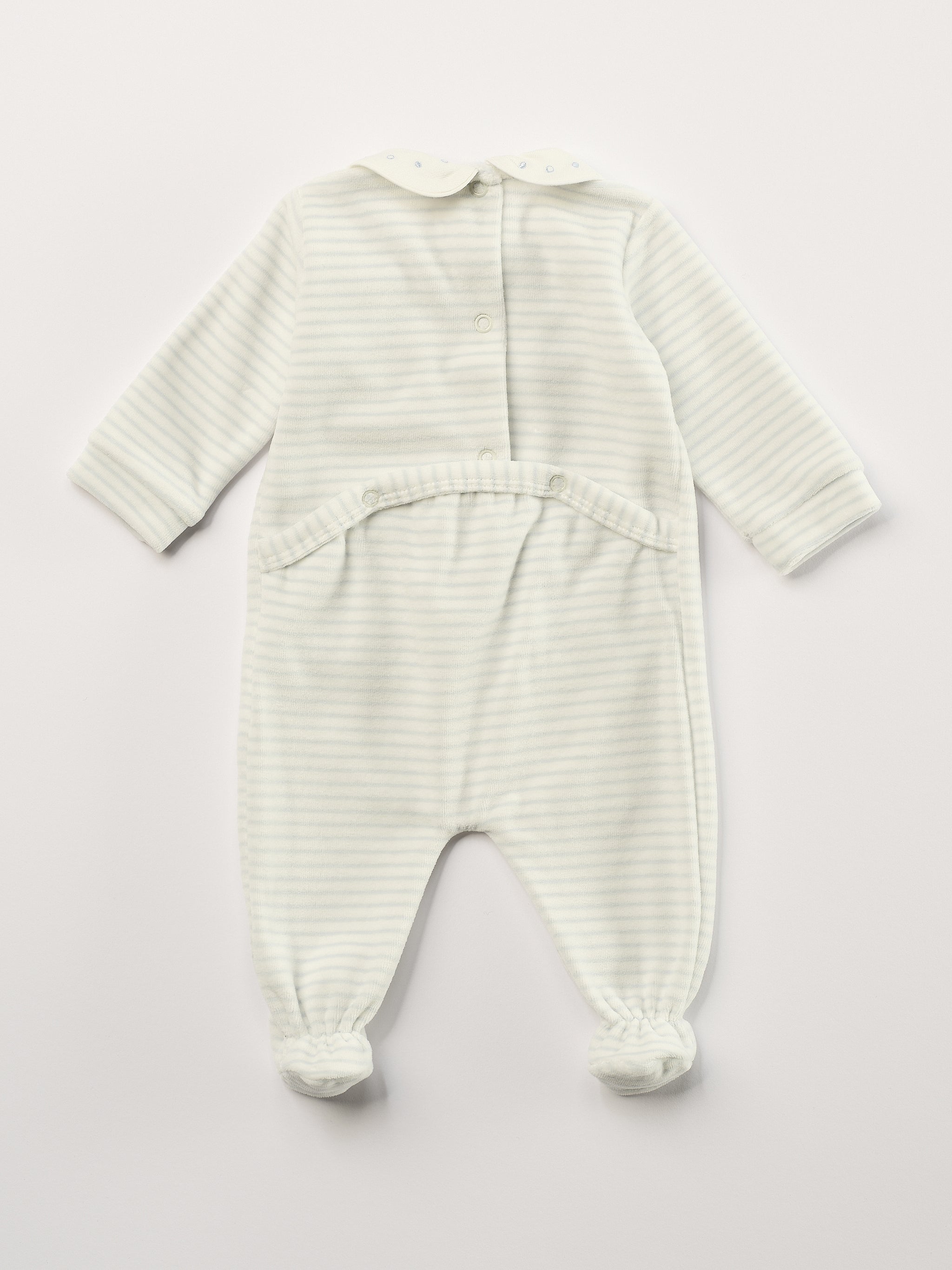 Der weiche und wärmespendende Strampler von AMIO Firenze mit fein besticktem Kragen ist der perfekte Begleiter für den Alltag in der kalten Jahreszeit. Maximaler Tragekomfort, gepaart mit einer herausragenden Passform aus Samt (Ciniglia). Das Modell hat einen praktischen Schnitt, um etwa die Windel schnell und unkompliziert wechseln zu können.&nbsp;Ein AMIO Firenze Must-Have für jede Grundausstattung. Unser Strampler wird in einer ansprechenden Geschenkbox präsentiert.