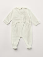 Der weiche und wärmespendende Strampler von AMIO Firenze mit fein besticktem Kragen ist der perfekte Begleiter für den Alltag in der kalten Jahreszeit. Maximaler Tragekomfort, gepaart mit einer herausragenden Passform aus Samt (Ciniglia). Das Modell hat einen praktischen Schnitt, um etwa die Windel schnell und unkompliziert wechseln zu können.&nbsp;Ein AMIO Firenze Must-Have für jede Grundausstattung. Unser Strampler wird in einer ansprechenden Geschenkbox präsentiert.