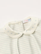 Der weiche und wärmespendende Strampler von AMIO Firenze mit fein besticktem Kragen ist der perfekte Begleiter für den Alltag in der kalten Jahreszeit. Maximaler Tragekomfort, gepaart mit einer herausragenden Passform aus Samt (Ciniglia). Das Modell hat einen praktischen Schnitt, um etwa die Windel schnell und unkompliziert wechseln zu können.&nbsp;Ein AMIO Firenze Must-Have für jede Grundausstattung. Unser Strampler wird in einer ansprechenden Geschenkbox präsentiert.