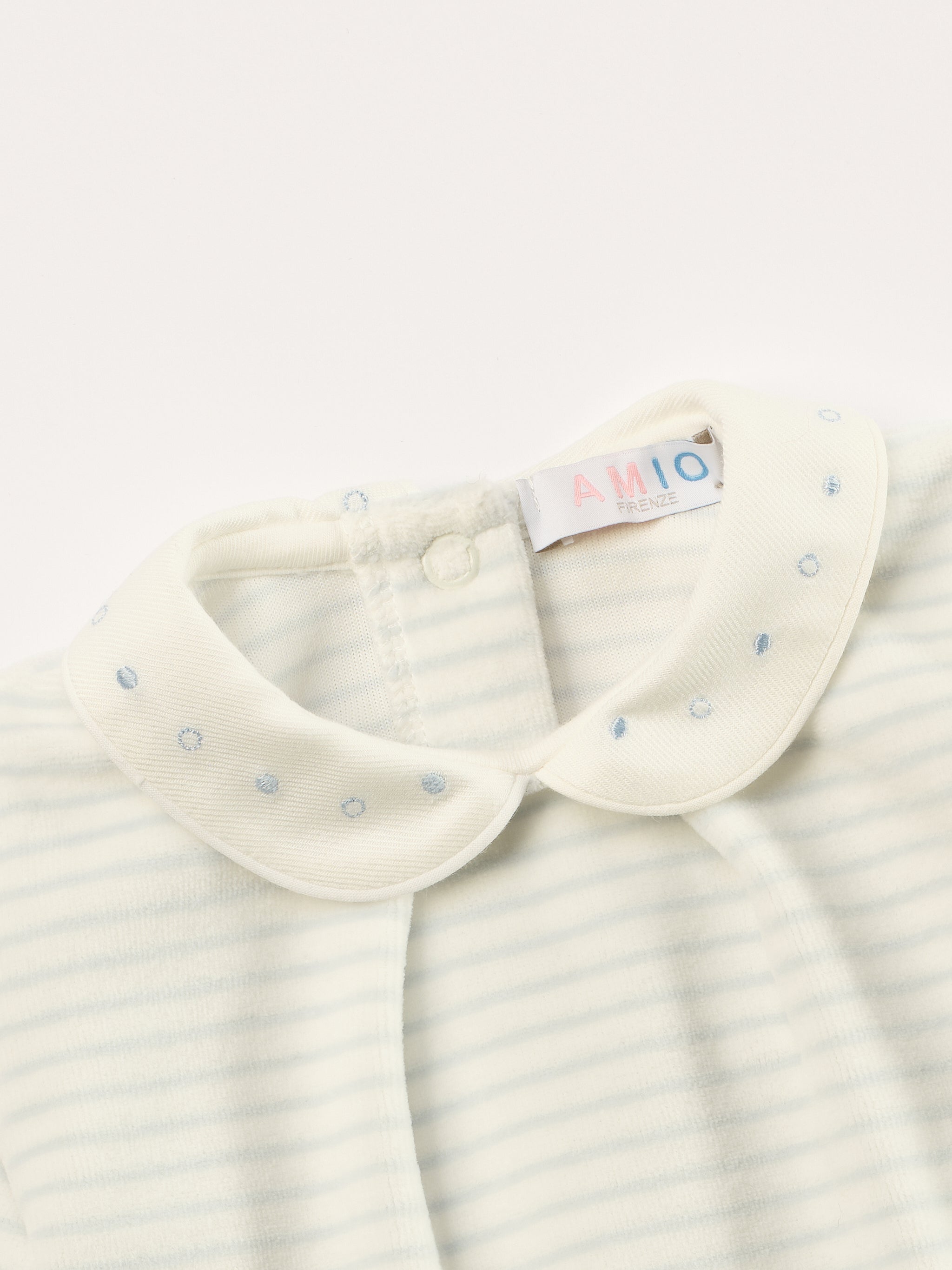 Der weiche und wärmespendende Strampler von AMIO Firenze mit fein besticktem Kragen ist der perfekte Begleiter für den Alltag in der kalten Jahreszeit. Maximaler Tragekomfort, gepaart mit einer herausragenden Passform aus Samt (Ciniglia). Das Modell hat einen praktischen Schnitt, um etwa die Windel schnell und unkompliziert wechseln zu können.&nbsp;Ein AMIO Firenze Must-Have für jede Grundausstattung. Unser Strampler wird in einer ansprechenden Geschenkbox präsentiert.