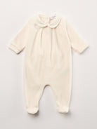 Der weiche und wärmespendende Strampler von AMIO Firenze mit fein besticktem Kragen ist der perfekte Begleiter für den Alltag in der kalten Jahreszeit. Maximaler Tragekomfort, gepaart mit einer herausragenden Passform aus Samt (Ciniglia). Das Modell hat einen praktischen Schnitt, um etwa die Windel schnell und unkompliziert wechseln zu können. Ein AMIO Firenze Must-Have für jede Grundausstattung. Unser Strampler wird in einer ansprechenden Geschenkbox präsentiert.