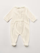 Der weiche und wärmespendende Strampler von AMIO Firenze mit fein besticktem Kragen ist der perfekte Begleiter für den Alltag in der kalten Jahreszeit. Maximaler Tragekomfort, gepaart mit einer herausragenden Passform aus Samt (Ciniglia). Das Modell hat einen praktischen Schnitt, um etwa die Windel schnell und unkompliziert wechseln zu können. Ein AMIO Firenze Must-Have für jede Grundausstattung. Unser Strampler wird in einer ansprechenden Geschenkbox präsentiert.