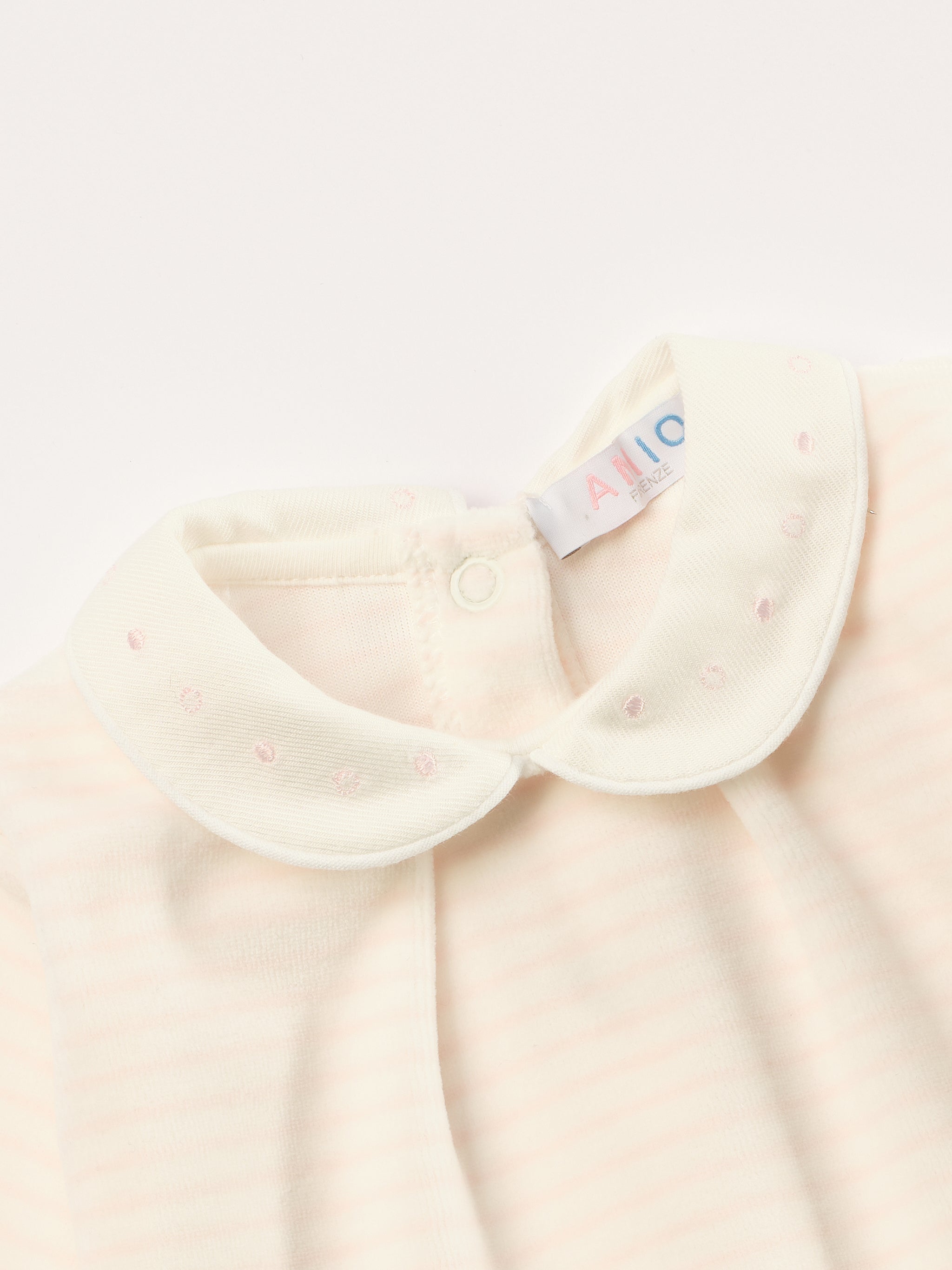 Der weiche und wärmespendende Strampler von AMIO Firenze mit fein besticktem Kragen ist der perfekte Begleiter für den Alltag in der kalten Jahreszeit. Maximaler Tragekomfort, gepaart mit einer herausragenden Passform aus Samt (Ciniglia). Das Modell hat einen praktischen Schnitt, um etwa die Windel schnell und unkompliziert wechseln zu können. Ein AMIO Firenze Must-Have für jede Grundausstattung. Unser Strampler wird in einer ansprechenden Geschenkbox präsentiert.