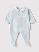 Der weiche und wärmespendende Zweiteiler von AMIO Firenze mit weißem Kragen und Hasenapplikation ist der perfekte Begleiter für den Alltag in der kalten Jahreszeit. Maximaler Tragekomfort, gepaart mit einer herausragenden Passform aus Samt (Ciniglia). Das Modell hat einen praktischen Schnitt, um etwa die Windel schnell und unkompliziert wechseln zu können. Das Set aus Oberteil und Hose ist vielseitig kombinierbar. Ein&nbsp;AMIO Firenze Must-Have für jede Grundausstattung.