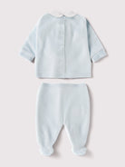 Der weiche und wärmespendende Zweiteiler von AMIO Firenze mit weißem Kragen und Hasenapplikation ist der perfekte Begleiter für den Alltag in der kalten Jahreszeit. Maximaler Tragekomfort, gepaart mit einer herausragenden Passform aus Samt (Ciniglia). Das Modell hat einen praktischen Schnitt, um etwa die Windel schnell und unkompliziert wechseln zu können. Das Set aus Oberteil und Hose ist vielseitig kombinierbar. Ein&nbsp;AMIO Firenze Must-Have für jede Grundausstattung.