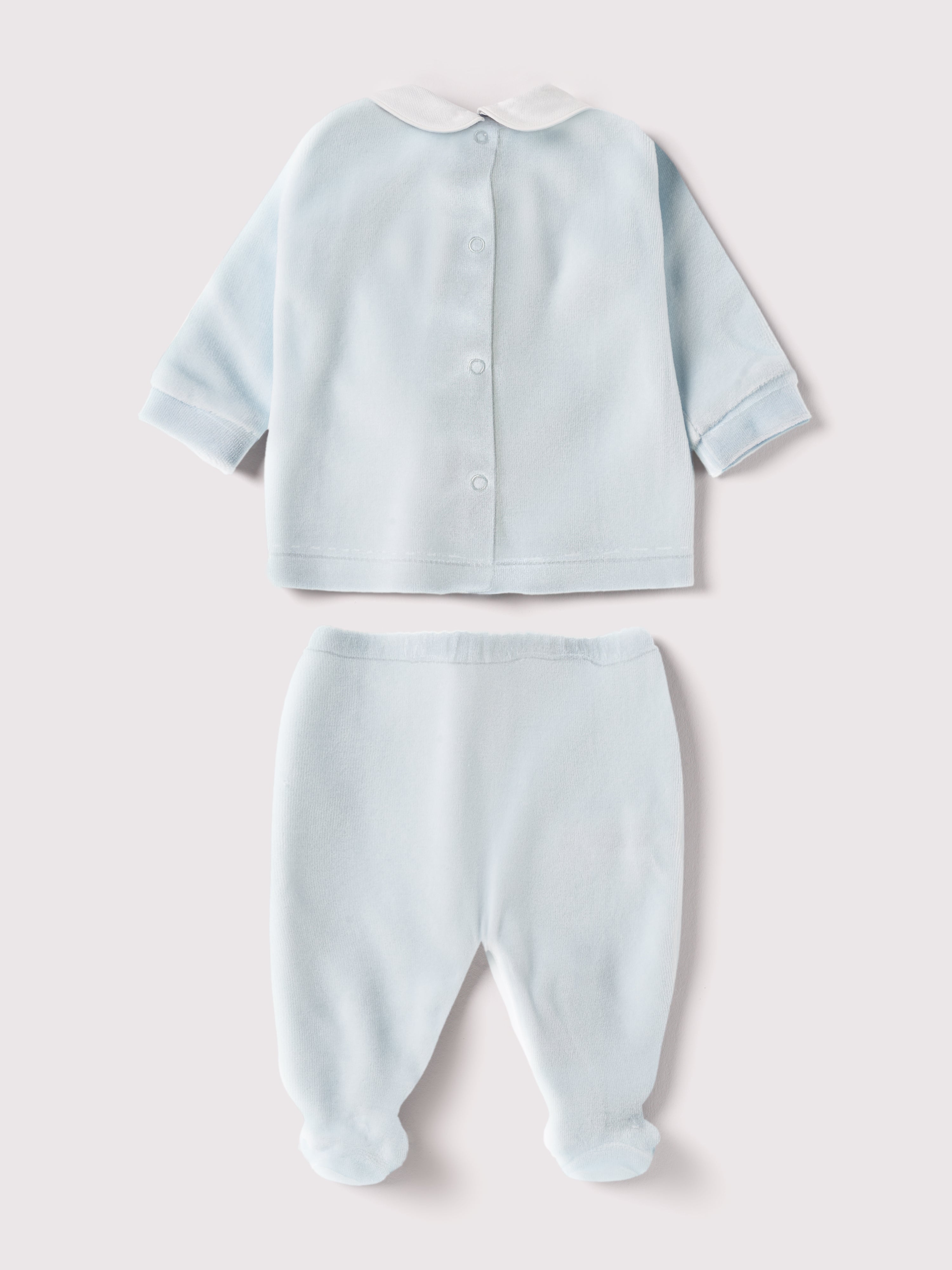 Der weiche und wärmespendende Zweiteiler von AMIO Firenze mit weißem Kragen und Hasenapplikation ist der perfekte Begleiter für den Alltag in der kalten Jahreszeit. Maximaler Tragekomfort, gepaart mit einer herausragenden Passform aus Samt (Ciniglia). Das Modell hat einen praktischen Schnitt, um etwa die Windel schnell und unkompliziert wechseln zu können. Das Set aus Oberteil und Hose ist vielseitig kombinierbar. Ein&nbsp;AMIO Firenze Must-Have für jede Grundausstattung.