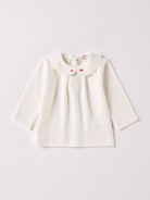 Die Interlock-Bluse für Baby Mädchen von AMIO Firenze ist aus weicher Baumwolle gefertigt und bietet durch das Innenflanell ein äußerst angenehmes Tragegefühl. Der mit Herzen bestickte Kragen und die echten Perlmuttknöpfe verleihen der Bluse einen besonders stilvollen Touch.

Höchste Qualität, bestes Preis-Leistungs-Verhältnis MADE IN ITALY.