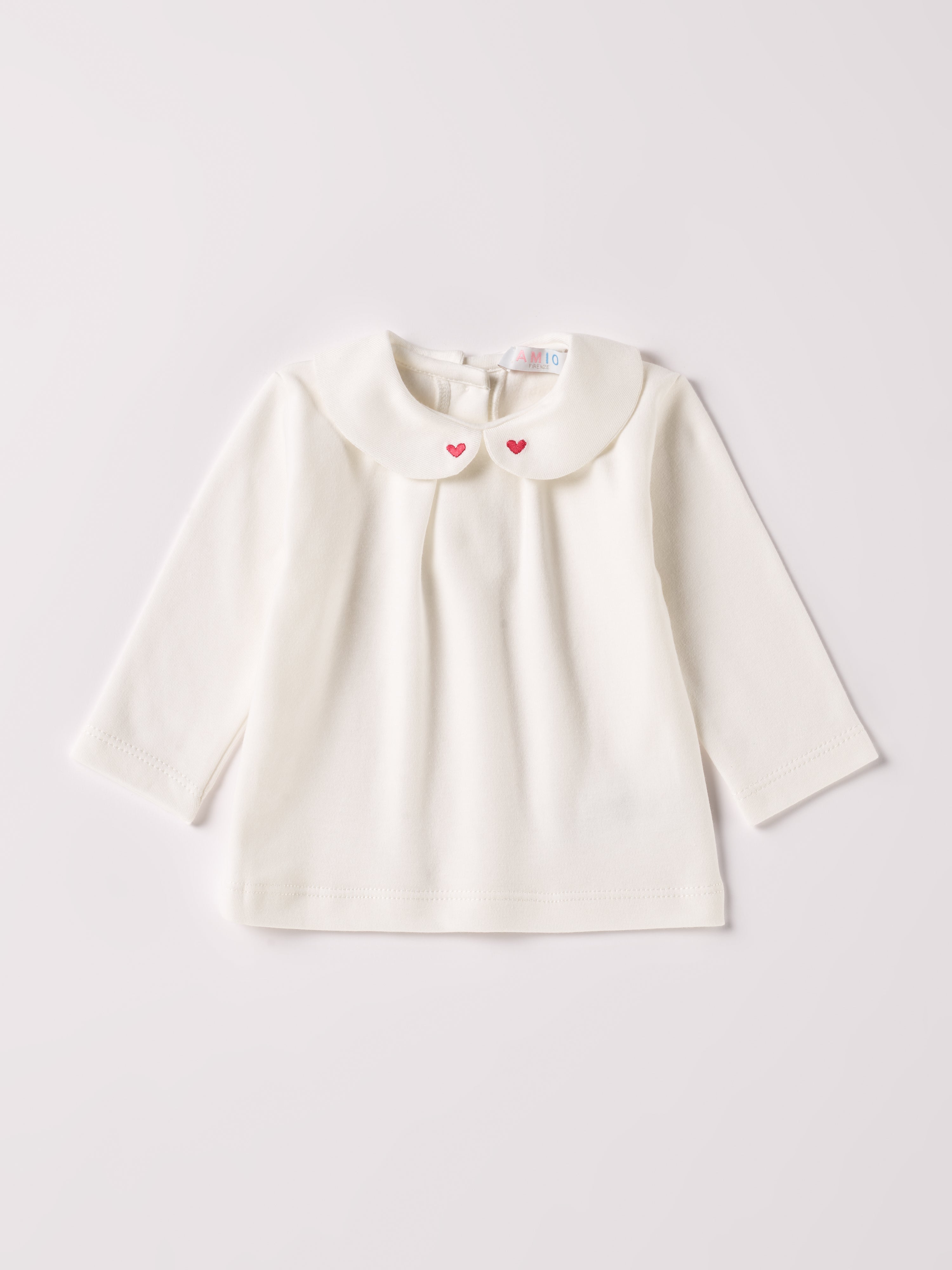 Die Interlock-Bluse für Baby Mädchen von AMIO Firenze ist aus weicher Baumwolle gefertigt und bietet durch das Innenflanell ein äußerst angenehmes Tragegefühl. Der mit Herzen bestickte Kragen und die echten Perlmuttknöpfe verleihen der Bluse einen besonders stilvollen Touch.

Höchste Qualität, bestes Preis-Leistungs-Verhältnis MADE IN ITALY.