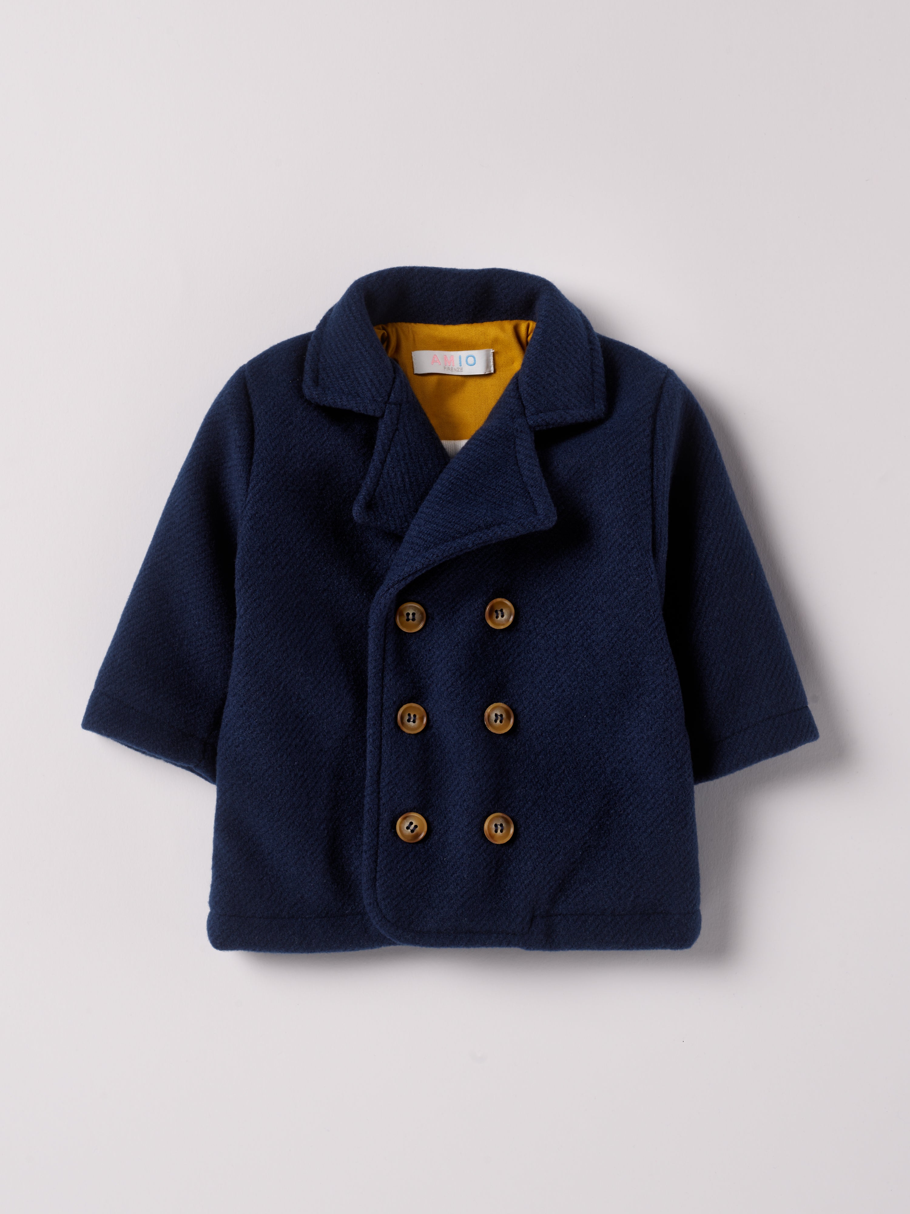 Der stilvolle, blaue Herbstmantel von AMIO Firenze ist der ideale Begleiter für kühle Tage. Das weiche, angenehm wärmende Material bietet hohen Tragekomfort, während die sorgfältige Verarbeitung und perfekte Passform für eine moderne Silhouette sorgen. Dank seiner Strapazierfähigkeit eignet sich der Mantel sowohl für den Alltag als auch für besondere Anlässe.


Höchste Qualität, bestes Preis-Leistungs-Verhältnis MADE IN ITALY.