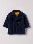 Der stilvolle, blaue Herbstmantel von AMIO Firenze ist der ideale Begleiter für kühle Tage. Das weiche, angenehm wärmende Material bietet hohen Tragekomfort, während die sorgfältige Verarbeitung und perfekte Passform für eine moderne Silhouette sorgen. Dank seiner Strapazierfähigkeit eignet sich der Mantel sowohl für den Alltag als auch für besondere Anlässe.


Höchste Qualität, bestes Preis-Leistungs-Verhältnis MADE IN ITALY.