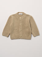 Der Strick-Cardigan von AMIO Firenze ist dank seiner weichen, leichten und wärmenden Eigenschaften der perfekte Begleiter für kühlere Tage. Sein klassisches Design macht es zu einem eleganten Kleidungsstück, das man immer wieder zu festlichen oder alltäglichen Outfits kombiniert. Die echten Holzknöpfe verleihen dem Cardigan eine besonders gemütliche Note.

Höchste Qualität, bestes Preis-Leistungs-Verhältnis MADE IN ITALY.