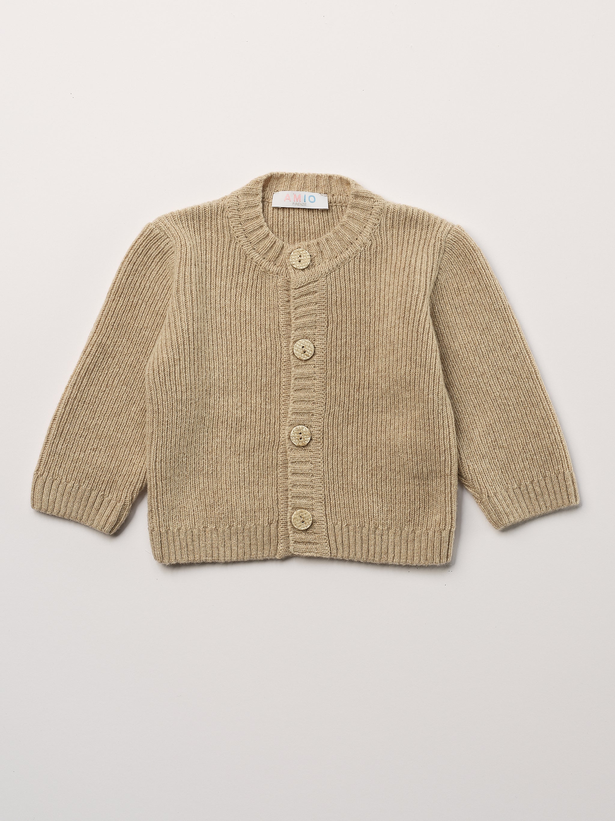 Der Strick-Cardigan von AMIO Firenze ist dank seiner weichen, leichten und wärmenden Eigenschaften der perfekte Begleiter für kühlere Tage. Sein klassisches Design macht es zu einem eleganten Kleidungsstück, das man immer wieder zu festlichen oder alltäglichen Outfits kombiniert. Die echten Holzknöpfe verleihen dem Cardigan eine besonders gemütliche Note.

Höchste Qualität, bestes Preis-Leistungs-Verhältnis MADE IN ITALY.