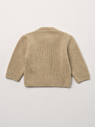 Der Strick-Cardigan von AMIO Firenze ist dank seiner weichen, leichten und wärmenden Eigenschaften der perfekte Begleiter für kühlere Tage. Sein klassisches Design macht es zu einem eleganten Kleidungsstück, das man immer wieder zu festlichen oder alltäglichen Outfits kombiniert. Die echten Holzknöpfe verleihen dem Cardigan eine besonders gemütliche Note.

Höchste Qualität, bestes Preis-Leistungs-Verhältnis MADE IN ITALY.