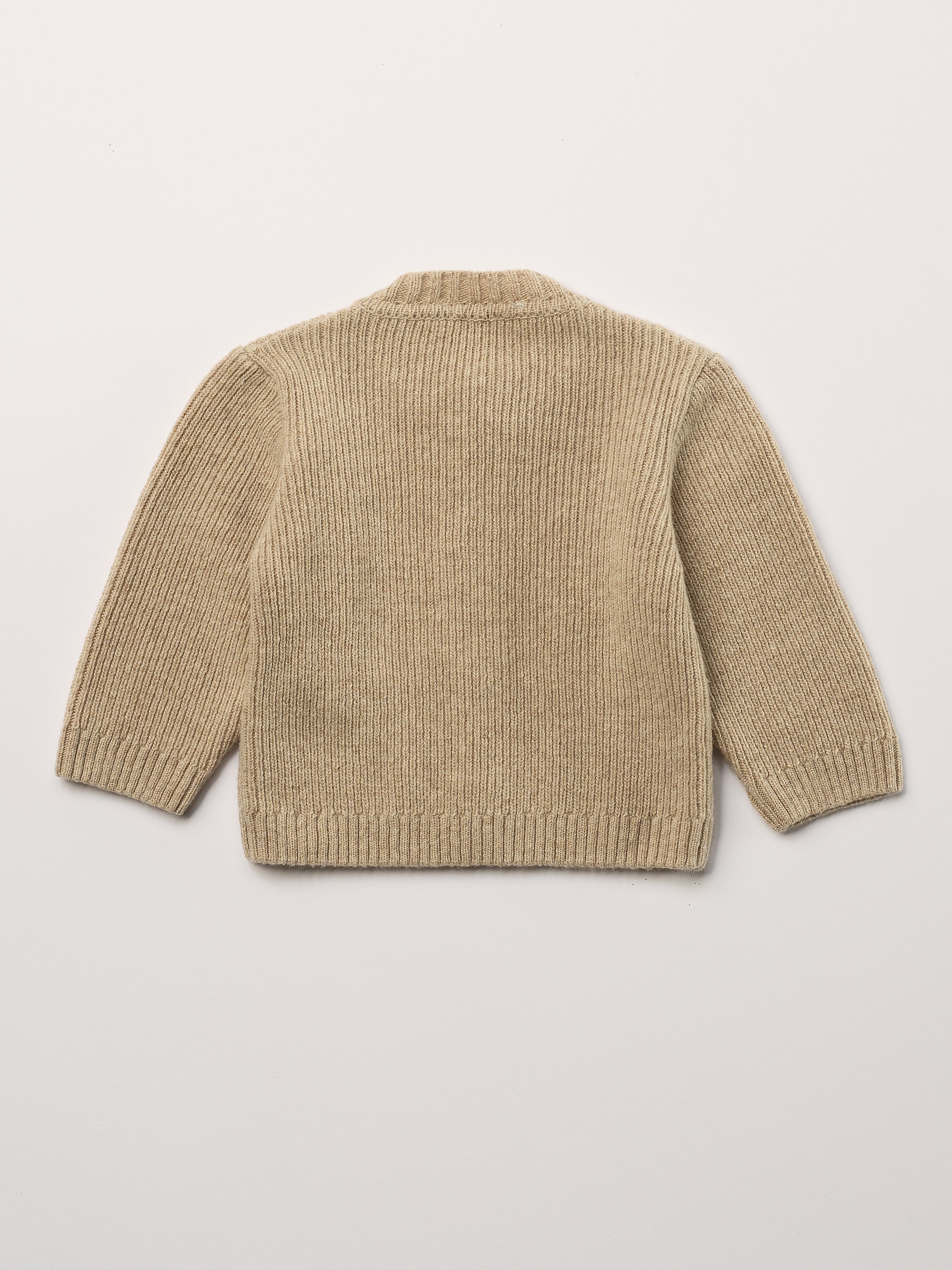 Der Strick-Cardigan von AMIO Firenze ist dank seiner weichen, leichten und wärmenden Eigenschaften der perfekte Begleiter für kühlere Tage. Sein klassisches Design macht es zu einem eleganten Kleidungsstück, das man immer wieder zu festlichen oder alltäglichen Outfits kombiniert. Die echten Holzknöpfe verleihen dem Cardigan eine besonders gemütliche Note.

Höchste Qualität, bestes Preis-Leistungs-Verhältnis MADE IN ITALY.