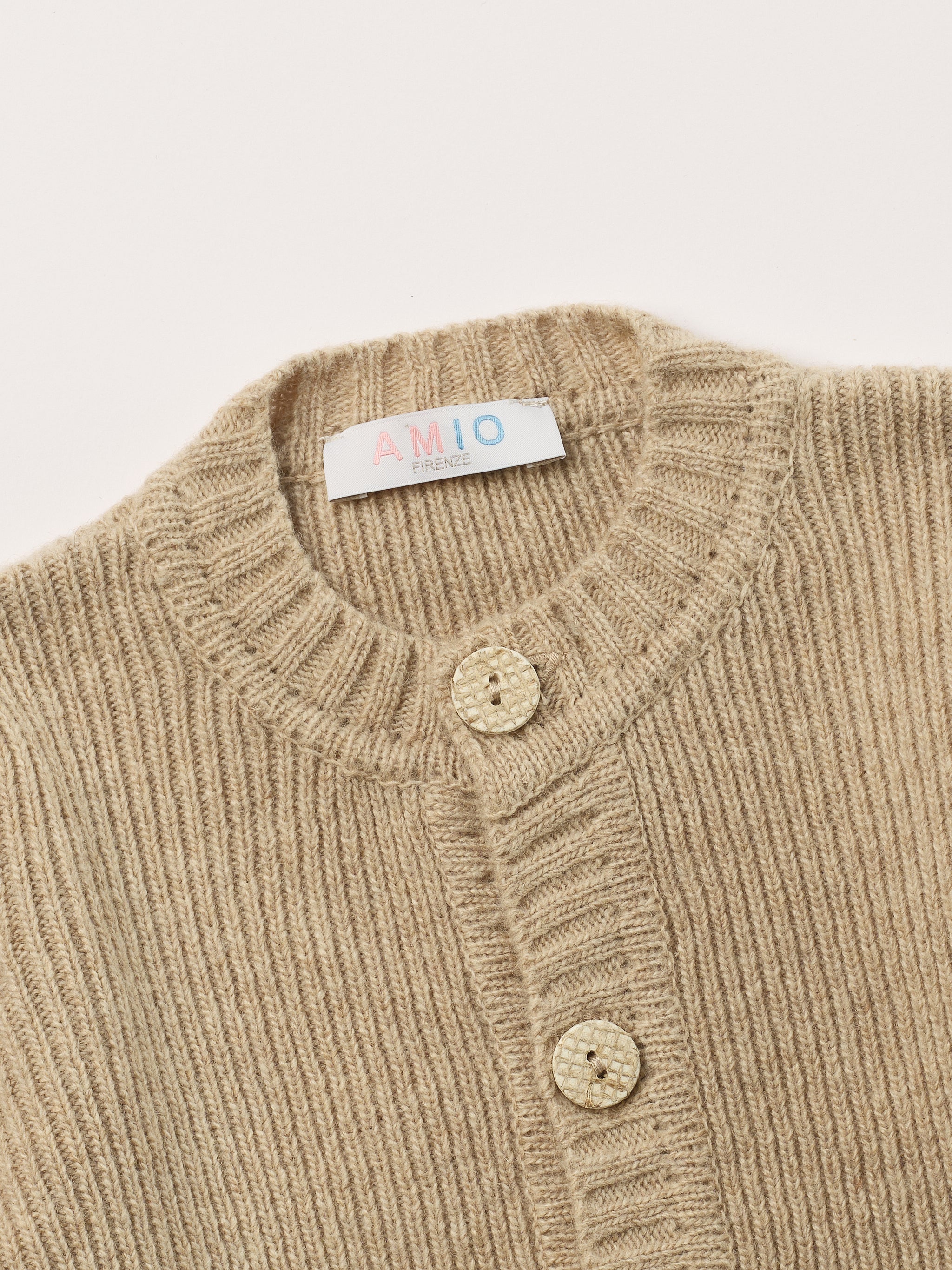 Der Strick-Cardigan von AMIO Firenze ist dank seiner weichen, leichten und wärmenden Eigenschaften der perfekte Begleiter für kühlere Tage. Sein klassisches Design macht es zu einem eleganten Kleidungsstück, das man immer wieder zu festlichen oder alltäglichen Outfits kombiniert. Die echten Holzknöpfe verleihen dem Cardigan eine besonders gemütliche Note.

Höchste Qualität, bestes Preis-Leistungs-Verhältnis MADE IN ITALY.