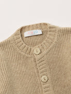 Der Strick-Cardigan von AMIO Firenze ist dank seiner weichen, leichten und wärmenden Eigenschaften der perfekte Begleiter für kühlere Tage. Sein klassisches Design macht es zu einem eleganten Kleidungsstück, das man immer wieder zu festlichen oder alltäglichen Outfits kombiniert. Die echten Holzknöpfe verleihen dem Cardigan eine besonders gemütliche Note.

Höchste Qualität, bestes Preis-Leistungs-Verhältnis MADE IN ITALY.