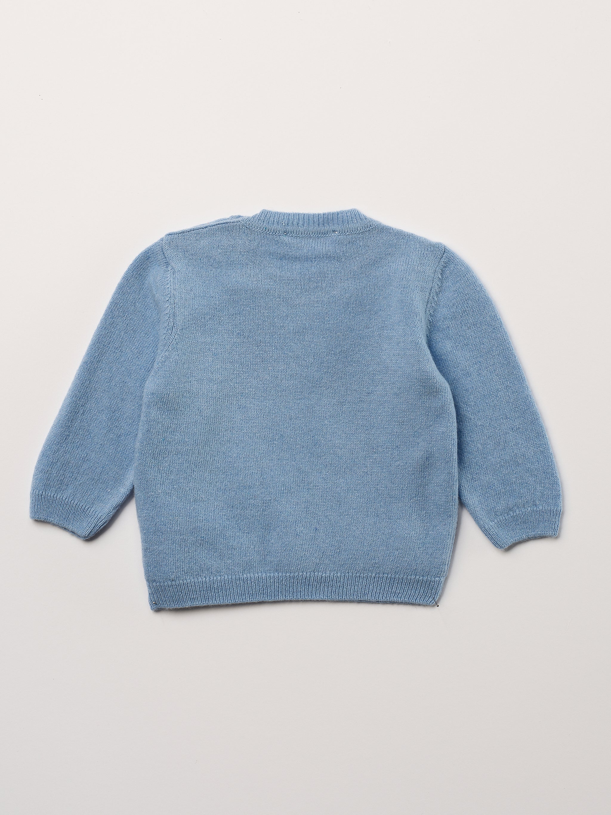 Der weiche und wärmespendende Strickpullover von AMIO Firenze ist der perfekte Begleiter für die kalte Jahreszeit. Vielseitig kombinierbar und aufgrund der Materialzusammensetzung strapazierfähig für den Alltag. Maximaler Tragekomfort, gepaart mit einer herausragenden Passform. Das moderne Design mit den Holzknöpfen macht den Pullover vielseitig kombinierbar, ob sportlich oder elegant.

Höchste Qualität, bestes Preis-Leistungs-Verhältnis MADE IN ITALY.