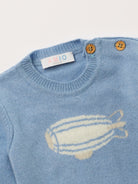 Der weiche und wärmespendende Strickpullover von AMIO Firenze ist der perfekte Begleiter für die kalte Jahreszeit. Vielseitig kombinierbar und aufgrund der Materialzusammensetzung strapazierfähig für den Alltag. Maximaler Tragekomfort, gepaart mit einer herausragenden Passform. Das moderne Design mit den Holzknöpfen macht den Pullover vielseitig kombinierbar, ob sportlich oder elegant.

Höchste Qualität, bestes Preis-Leistungs-Verhältnis MADE IN ITALY.