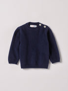 Der weiche und wärmespendende Strickpullover von AMIO Firenze ist der perfekte Begleiter für die kalte Jahreszeit. Vielseitig kombinierbar und aufgrund der Materialzusammensetzung strapazierfähig für den Alltag. Maximaler Tragekomfort, gepaart mit einer herausragenden Passform.

Höchste Qualität, bestes Preis-Leistungs-Verhältnis MADE IN ITALY.