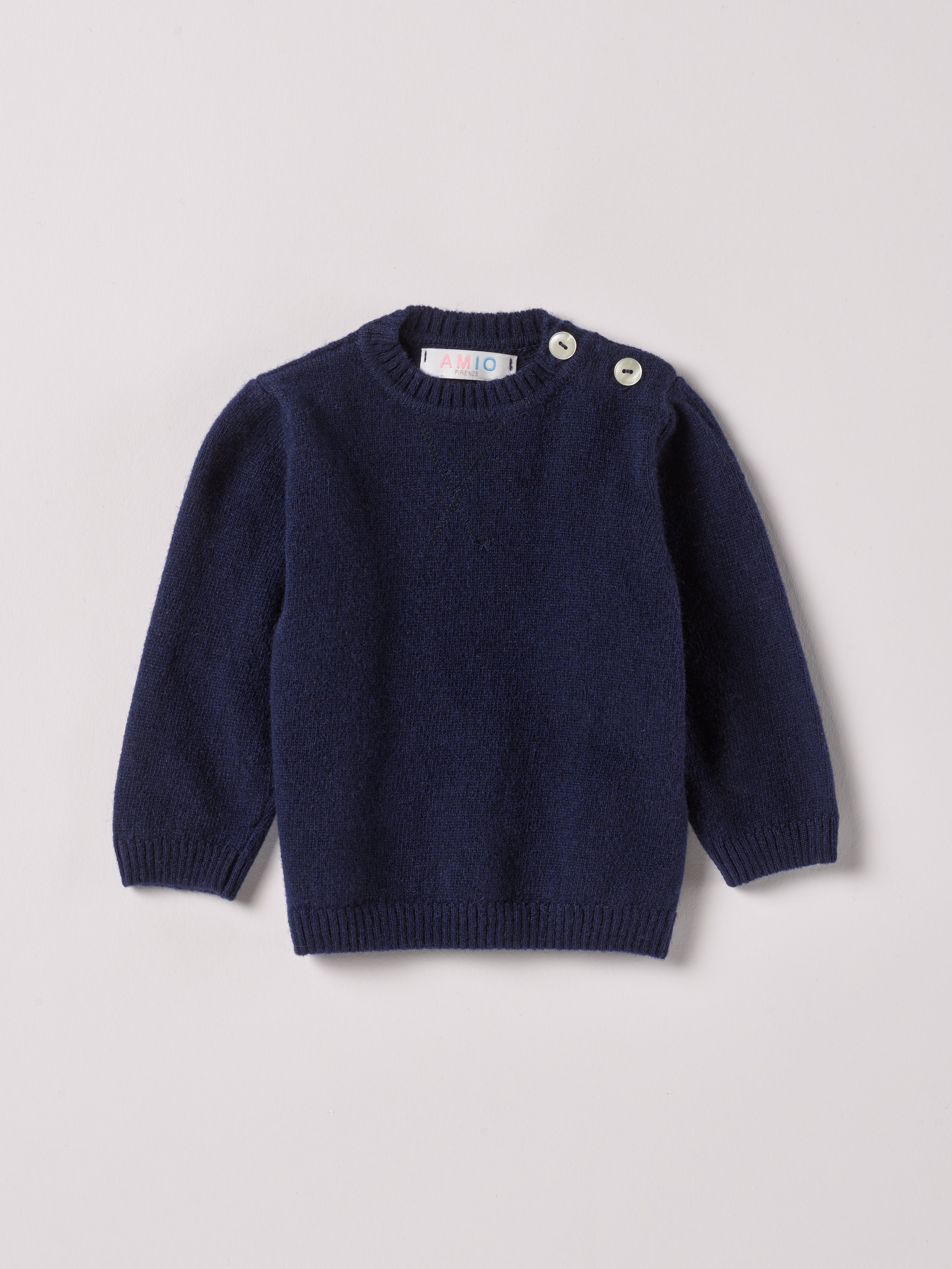 Der weiche und wärmespendende Strickpullover von AMIO Firenze ist der perfekte Begleiter für die kalte Jahreszeit. Vielseitig kombinierbar und aufgrund der Materialzusammensetzung strapazierfähig für den Alltag. Maximaler Tragekomfort, gepaart mit einer herausragenden Passform.

Höchste Qualität, bestes Preis-Leistungs-Verhältnis MADE IN ITALY.