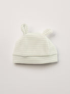 Die weiche und wärmespendende Mütze von AMIO Firenze ist das perfekte Accessoire für die kalte Jahreszeit. Maximaler Tragekomfort, gepaart mit einer herausragenden Passform aus Samt (Ciniglia). Die angenähten Öhrchen verleihen der Mütze einen besonders niedlichen Touch.

Höchste Qualität, bestes Preis-Leistungs-Verhältnis MADE IN ITALY.