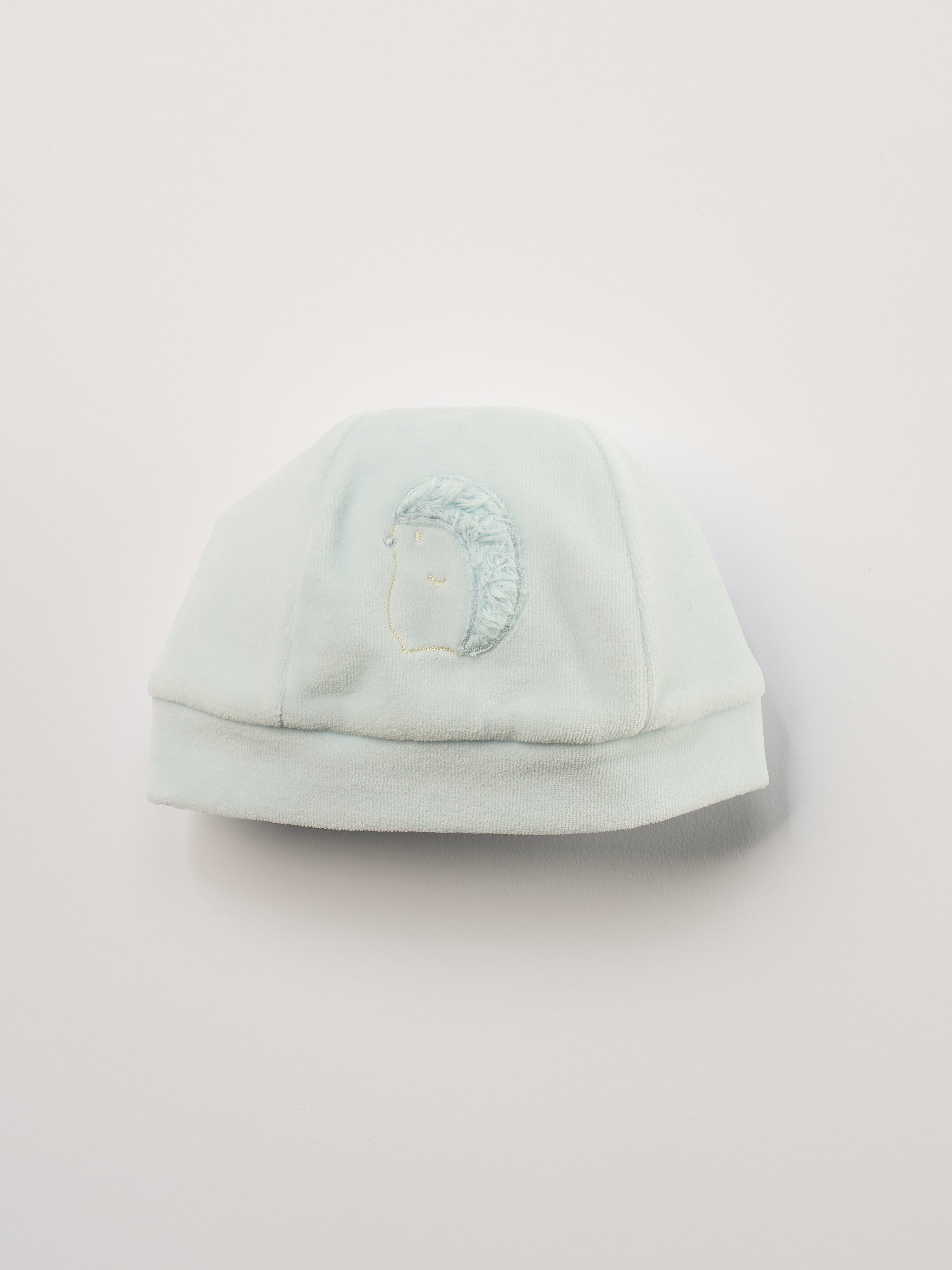 Die weiche und wärmespendende Mütze von AMIO Firenze in himmelblau ist das perfekte Accessoire für die kalte Jahreszeit. Maximaler Tragekomfort, gepaart mit einer herausragenden Passform aus Samt (Ciniglia). Der aufgenähte Igel verleiht der Mütze einen besonderen Charme.

Höchste Qualität, bestes Preis-Leistungs-Verhältnis MADE IN ITALY.