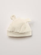 Die weiche und wärmespendende Mütze von AMIO Firenze ist das perfekte Accessoire für die kalte Jahreszeit. Maximaler Tragekomfort, gepaart mit einer herausragenden Passform aus Samt. Die angenähten Öhrchen verleihen der Mütze einen besonders niedlichen Touch.

Höchste Qualität, bestes Preis-Leistungs-Verhältnis MADE IN ITALY.