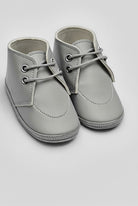 Die perlgrauen Baby Schuhe mit Schnürung aus Kunstleder sind ein Klassiker und ergänzen jedes Outfit in der kalten Jahreszeit. Die filigrane Handarbeit zieht sich auch im Innenleben der Schuhe fort. Die verarbeitete Baumwolle sorgt für ein angenehmes Tragegefühl. Ein absolutes AMIO Firenze Must-Have für die kalte Jahreszeit. Unsere Schuhe werden in einer ansprechenden Geschenkbox präsentiert.

Höchste Qualität, bestes Preis-Leistungs-Verhältnis MADE IN ITALY.