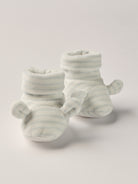 Die himmelblauen Samt Baby Booties&nbsp;mit Örchen-Dekoration eignen sich perfekt als Geschenk für Babypartys oder als süße Schwangerschaftsankündigung für Freunde und Verwandte. Die Booties sind kuschelig weich und ein absolutes Must-Have für die kalte Jahreszeit. Unsere Samt-Booties werden in einer ansprechenden Geschenkbox präsentiert.

Höchste Qualität, bestes Preis-Leistungs-Verhältnis MADE IN ITALY.