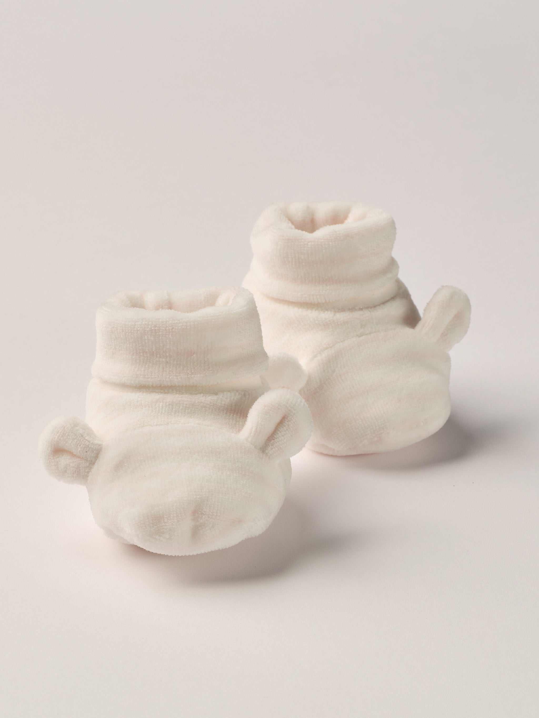Die rosafarbigen Samt Baby Booties&nbsp;mit Örchen-Dekoration eignen sich perfekt als Geschenk für Babypartys oder als süße Schwangerschaftsankündigung für Freunde und Verwandte. Die Booties sind kuschelig weich und ein absolutes Must-Have für die Kalte Jahreszeit. Unsere Samt-Booties werden in einer ansprechenden Geschenkbox präsentiert.

Höchste Qualität, bestes Preis-Leistungs-Verhältnis MADE IN ITALY.