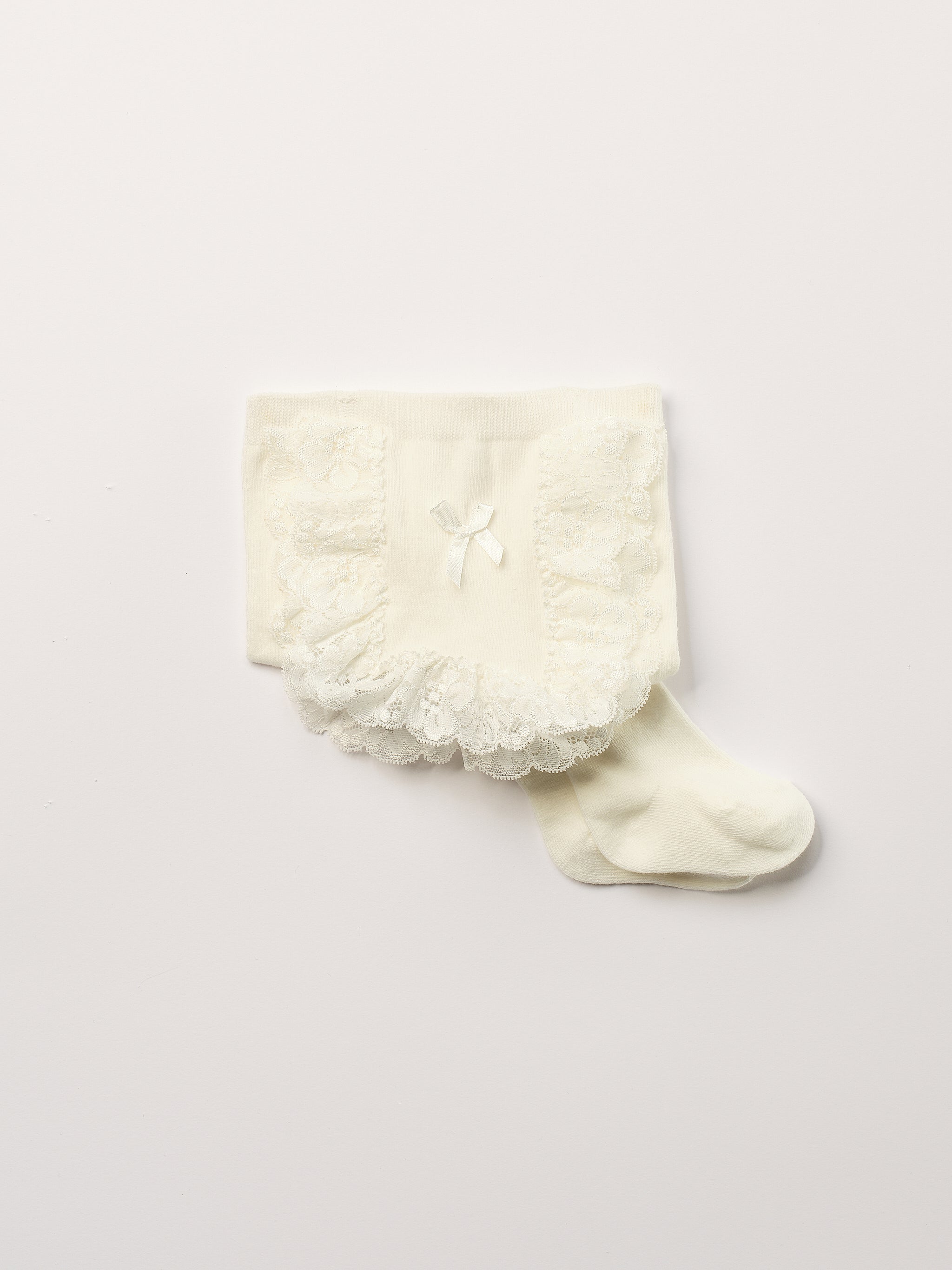 Die edlen Baby Strumpfhosen mit Spitze in creme von&nbsp;AMIO Firenze bieten maximalen Tragekomfort und brillieren mit ihrer Passform. Die zarten Rüschen aus hochwertiger Spitze verleihen einen eleganten Look. Ein Must-Have für jede Grundausstattung.

Höchste Qualität, bestes Preis-Leistungs-Verhältnis MADE IN ITALY.