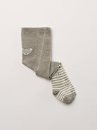 Ein zeitloser Klassiker und Grundausstattung für Ihren Baby Jungen: Die Strumpfhose von AMIO Firenze mit eingewebtem Bärchen Motiv. Diese Kinder-Strumpfhose ist vielseitig kombinierbar und verleiht jedem Outfit eine elegante Note.&nbsp;

Höchste Qualität, bestes Preis-Leistungs-Verhältnis MADE IN ITALY.&nbsp;