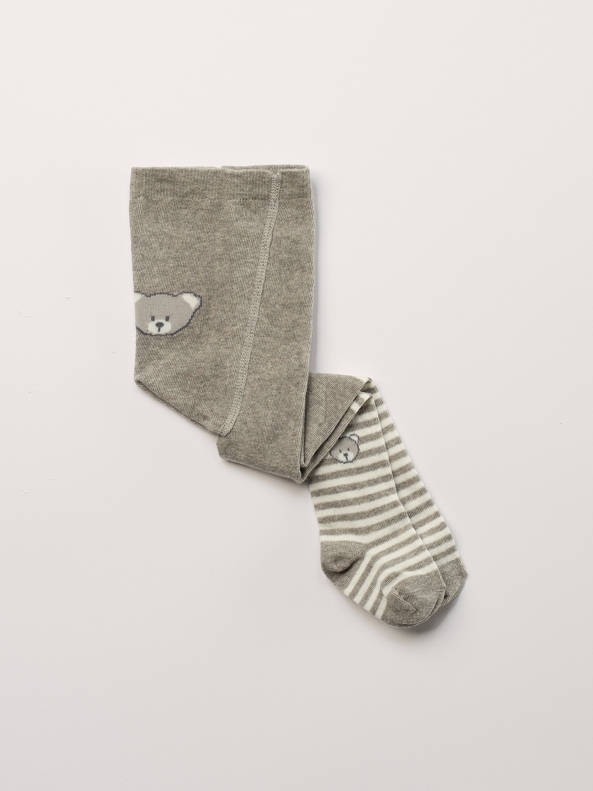 Ein zeitloser Klassiker und Grundausstattung für Ihren Baby Jungen: Die Strumpfhose von AMIO Firenze mit eingewebtem Bärchen Motiv. Diese Kinder-Strumpfhose ist vielseitig kombinierbar und verleiht jedem Outfit eine elegante Note.&nbsp;

Höchste Qualität, bestes Preis-Leistungs-Verhältnis MADE IN ITALY.&nbsp;