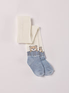 Ein zeitloser Klassiker und Grundausstattung für Ihren Baby Jungen: Die cremefarbende Strumpfhose von AMIO Firenze mit eingewebtem Bärchen Motiv. Diese Kinder-Strumpfhose ist vielseitig kombinierbar und verleiht jedem Outfit eine elegante Note.

Höchste Qualität, bestes Preis-Leistungs-Verhältnis MADE IN ITALY.