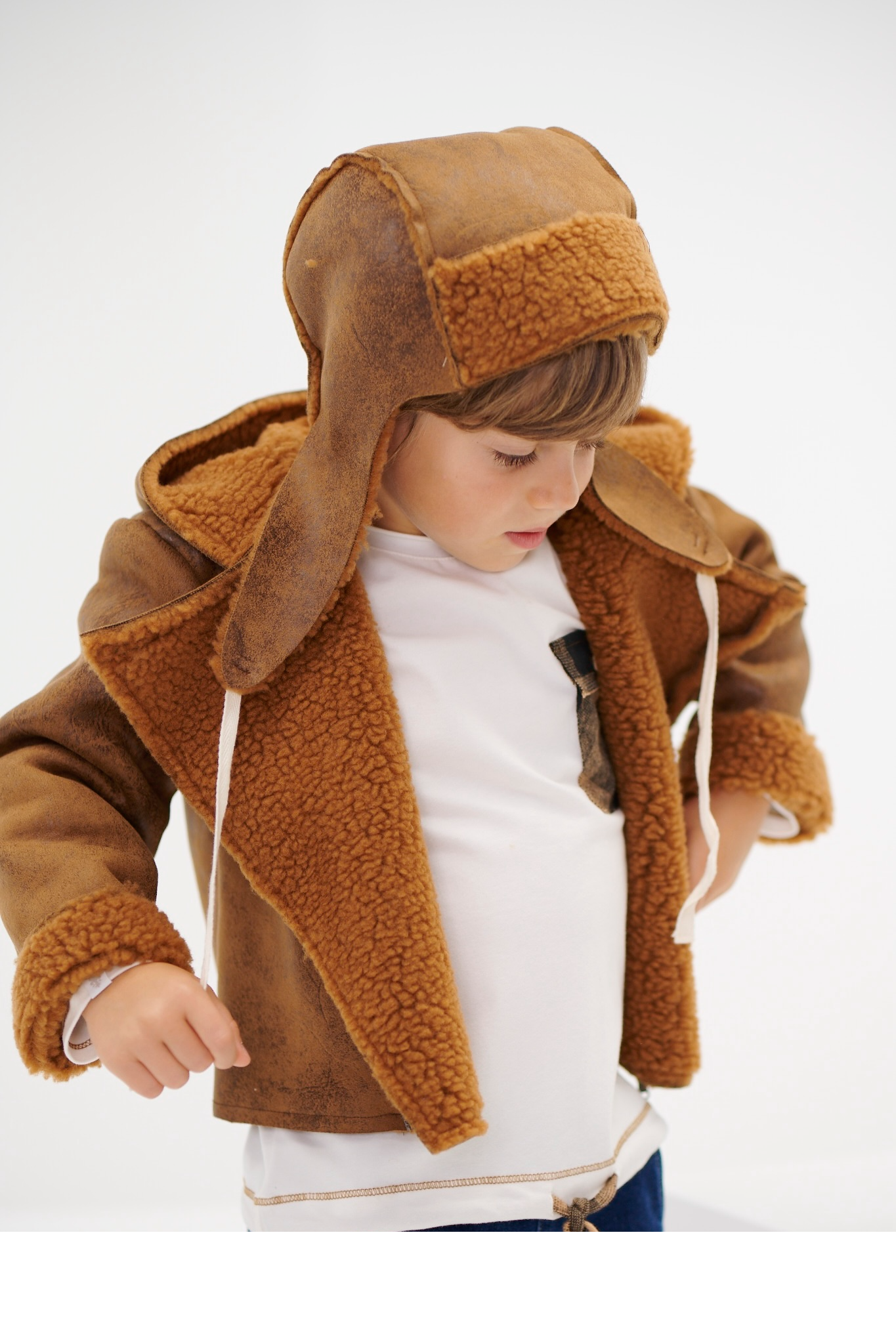 Die verspielte und zeitlose Pilotenmütze von AMIO Firenze ist das perfekte Accessoire für die kalte Jahreszeit und ein modisches Statement für jeden Look. Maximaler Tragekomfort, gepaart mit einer herausragenden Passform.

Höchste Qualität, bestes Preis-Leistungs-Verhältnis MADE IN ITALY.