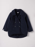 Der stilvolle, blaue Herbstmantel von AMIO Firenze ist der ideale Begleiter für kühle Tage. Das weiche, angenehm wärmende Material bietet hohen Tragekomfort, während die sorgfältige Verarbeitung und perfekte Passform für eine moderne Silhouette sorgen. Dank seiner Strapazierfähigkeit eignet sich der Mantel sowohl für den Alltag als auch für besondere Anlässe.


Höchste Qualität, bestes Preis-Leistungs-Verhältnis MADE IN ITALY.