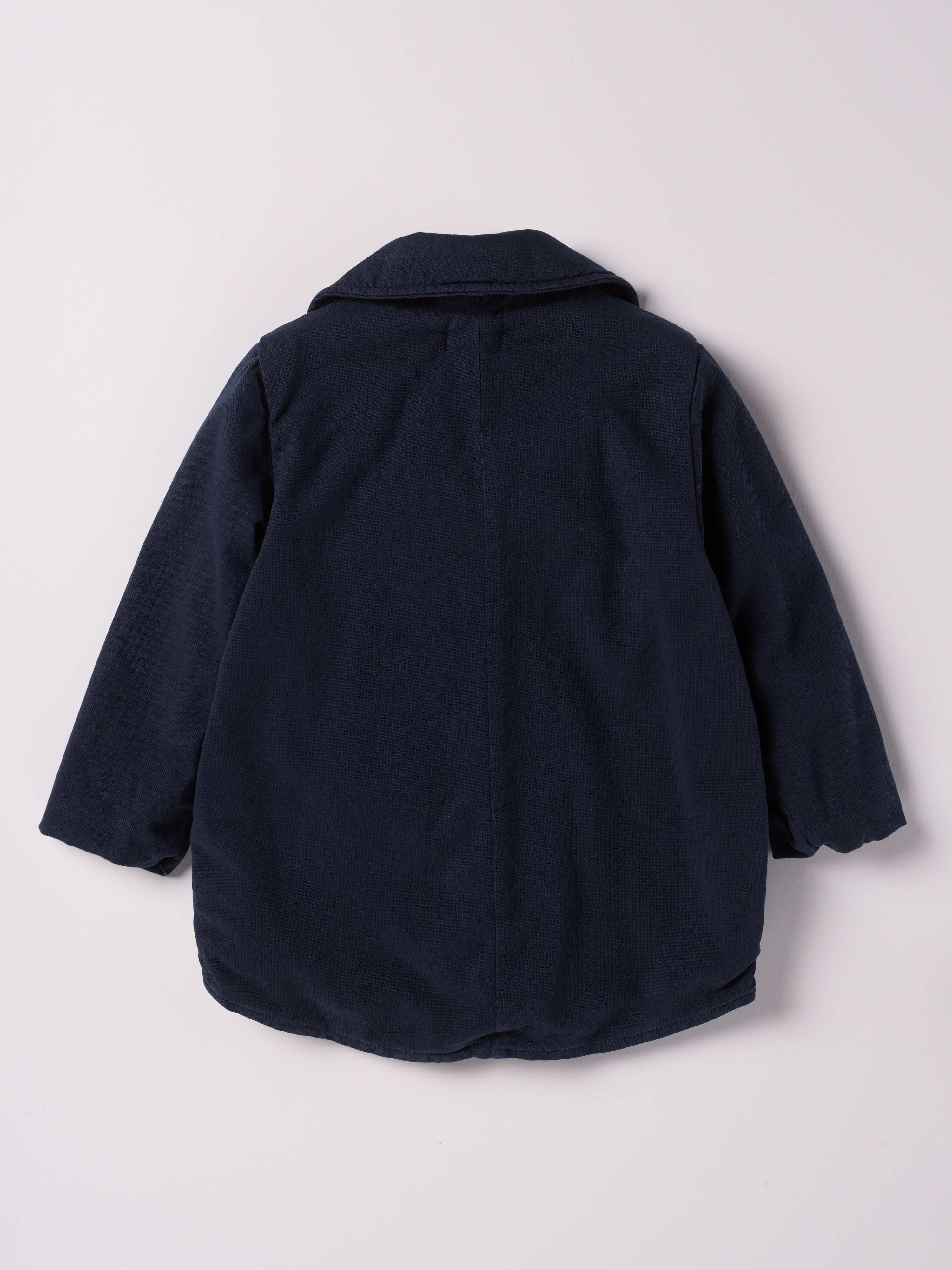 Der stilvolle, blaue Herbstmantel von AMIO Firenze ist der ideale Begleiter für kühle Tage. Das weiche, angenehm wärmende Material bietet hohen Tragekomfort, während die sorgfältige Verarbeitung und perfekte Passform für eine moderne Silhouette sorgen. Dank seiner Strapazierfähigkeit eignet sich der Mantel sowohl für den Alltag als auch für besondere Anlässe.


Höchste Qualität, bestes Preis-Leistungs-Verhältnis MADE IN ITALY.