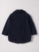 Der stilvolle, blaue Herbstmantel von AMIO Firenze ist der ideale Begleiter für kühle Tage. Das weiche, angenehm wärmende Material bietet hohen Tragekomfort, während die sorgfältige Verarbeitung und perfekte Passform für eine moderne Silhouette sorgen. Dank seiner Strapazierfähigkeit eignet sich der Mantel sowohl für den Alltag als auch für besondere Anlässe.


Höchste Qualität, bestes Preis-Leistungs-Verhältnis MADE IN ITALY.