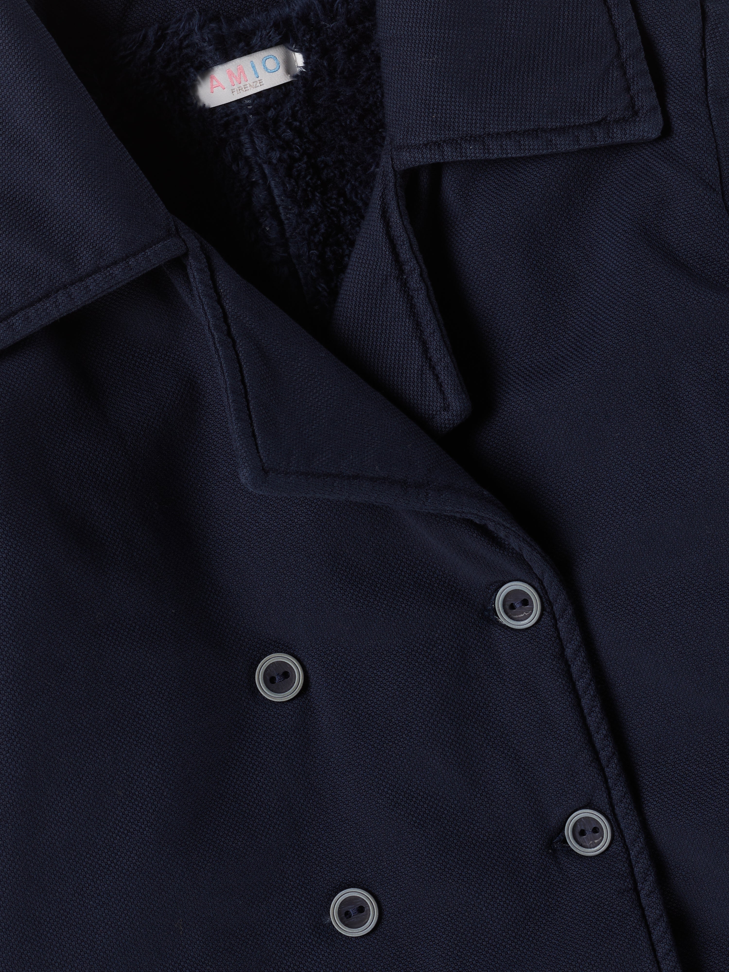 Der stilvolle, blaue Herbstmantel von AMIO Firenze ist der ideale Begleiter für kühle Tage. Das weiche, angenehm wärmende Material bietet hohen Tragekomfort, während die sorgfältige Verarbeitung und perfekte Passform für eine moderne Silhouette sorgen. Dank seiner Strapazierfähigkeit eignet sich der Mantel sowohl für den Alltag als auch für besondere Anlässe.


Höchste Qualität, bestes Preis-Leistungs-Verhältnis MADE IN ITALY.