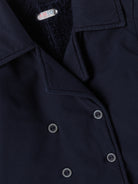 Der stilvolle, blaue Herbstmantel von AMIO Firenze ist der ideale Begleiter für kühle Tage. Das weiche, angenehm wärmende Material bietet hohen Tragekomfort, während die sorgfältige Verarbeitung und perfekte Passform für eine moderne Silhouette sorgen. Dank seiner Strapazierfähigkeit eignet sich der Mantel sowohl für den Alltag als auch für besondere Anlässe.


Höchste Qualität, bestes Preis-Leistungs-Verhältnis MADE IN ITALY.