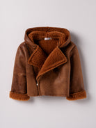 Die Pilotenjacke aus Kunstfell von&nbsp;AMIO Firenze überzeugt als zeitloser Klassiker mit ikonischem Design. Dank hochwertiger Verarbeitung, guter Haltbarkeit und hohem Tragekomfort ist sie das perfekte Geschenk für angehende Piloten und alle, die einen coolen, lässigen Look schätzen. Ein echtes Must-have für jede Garderobe.