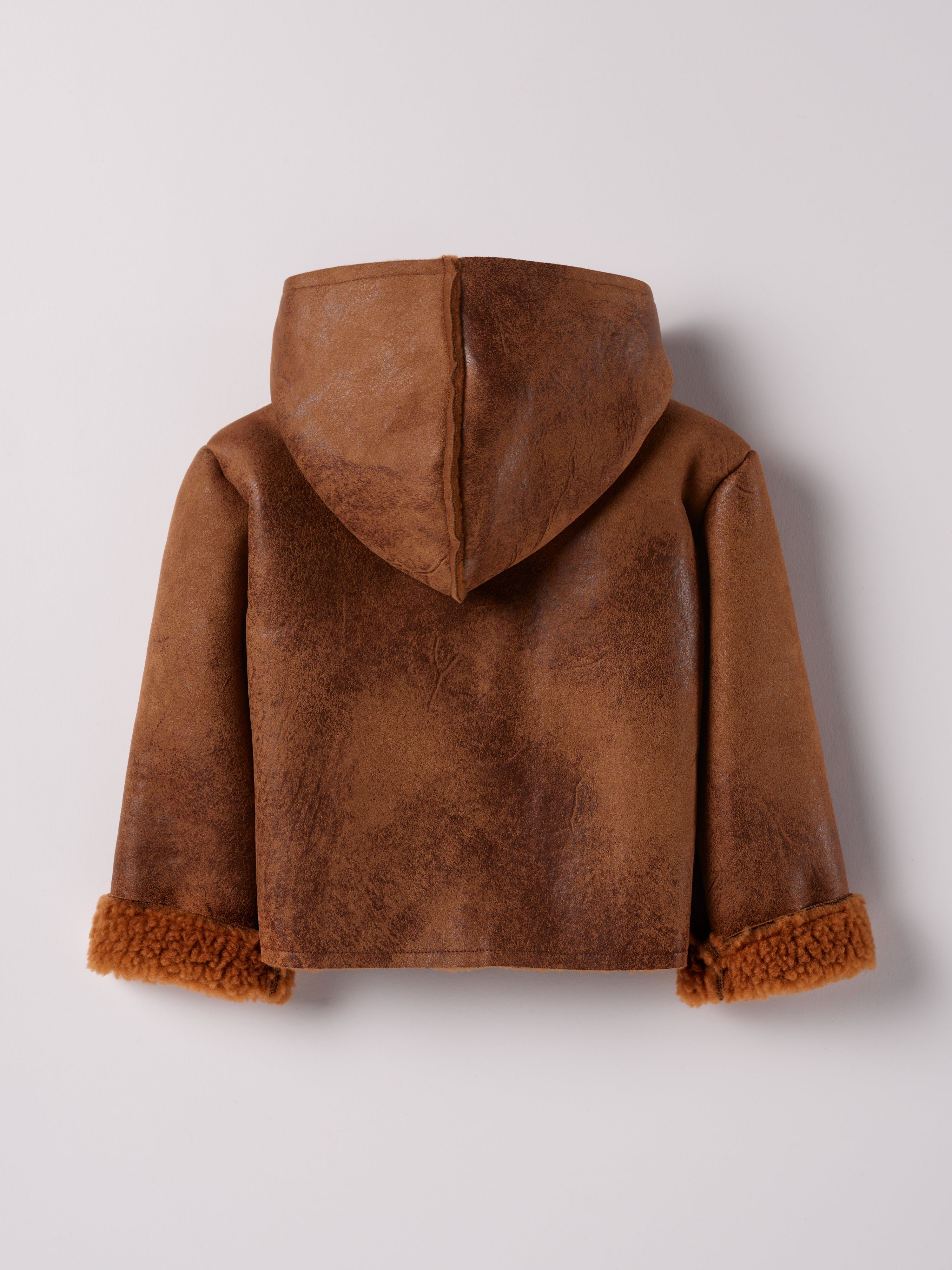 Die Pilotenjacke aus Kunstfell von&nbsp;AMIO Firenze überzeugt als zeitloser Klassiker mit ikonischem Design. Dank hochwertiger Verarbeitung, guter Haltbarkeit und hohem Tragekomfort ist sie das perfekte Geschenk für angehende Piloten und alle, die einen coolen, lässigen Look schätzen. Ein echtes Must-have für jede Garderobe.