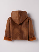 Die Pilotenjacke aus Kunstfell von&nbsp;AMIO Firenze überzeugt als zeitloser Klassiker mit ikonischem Design. Dank hochwertiger Verarbeitung, guter Haltbarkeit und hohem Tragekomfort ist sie das perfekte Geschenk für angehende Piloten und alle, die einen coolen, lässigen Look schätzen. Ein echtes Must-have für jede Garderobe.