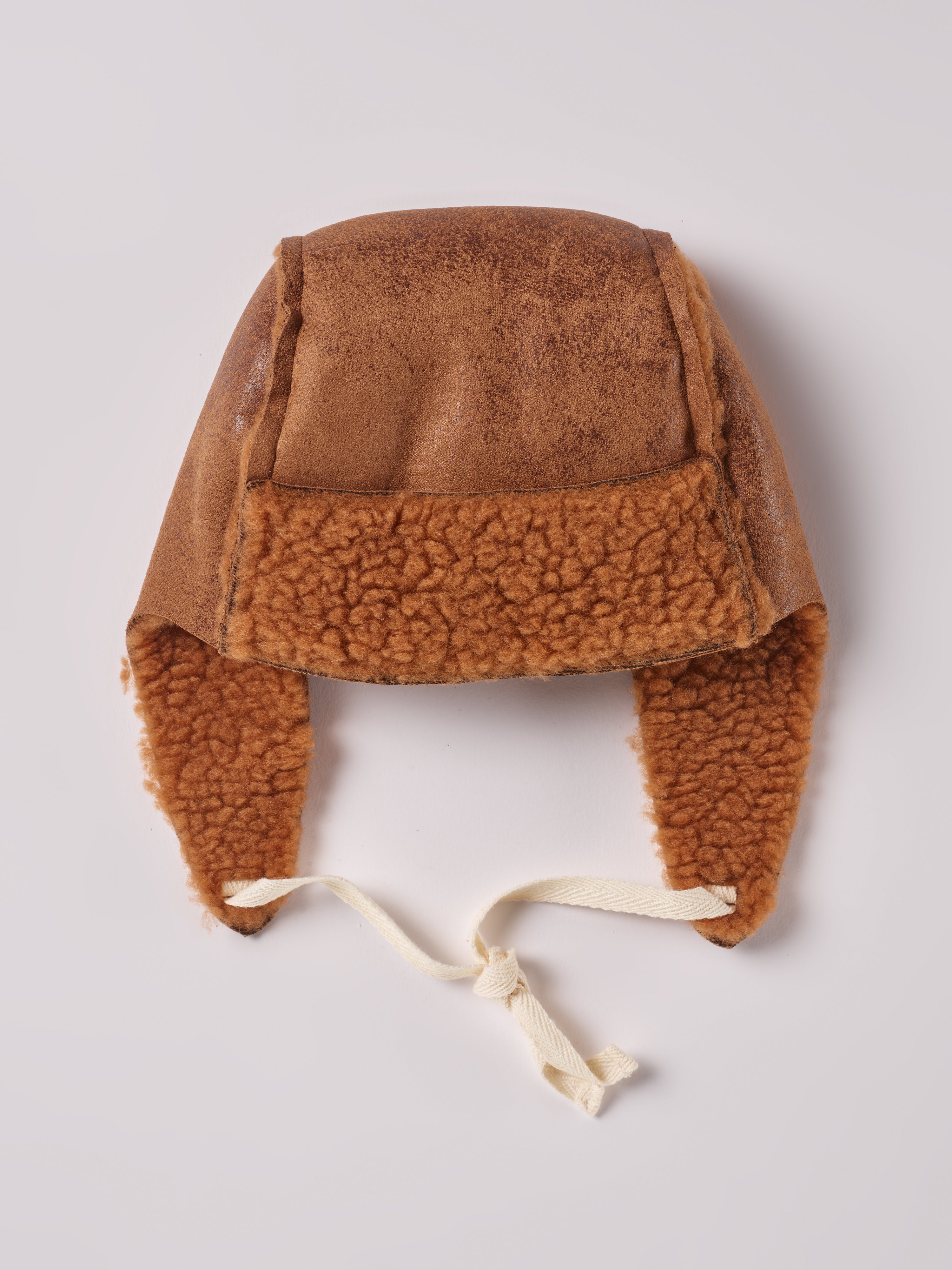 Die verspielte und zeitlose Pilotenmütze von AMIO Firenze ist das perfekte Accessoire für die kalte Jahreszeit und ein modisches Statement für jeden Look. Maximaler Tragekomfort, gepaart mit einer herausragenden Passform.

Höchste Qualität, bestes Preis-Leistungs-Verhältnis MADE IN ITALY.