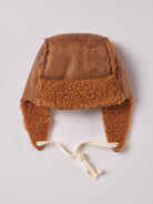 Die verspielte und zeitlose Pilotenmütze von AMIO Firenze ist das perfekte Accessoire für die kalte Jahreszeit und ein modisches Statement für jeden Look. Maximaler Tragekomfort, gepaart mit einer herausragenden Passform.

Höchste Qualität, bestes Preis-Leistungs-Verhältnis MADE IN ITALY.